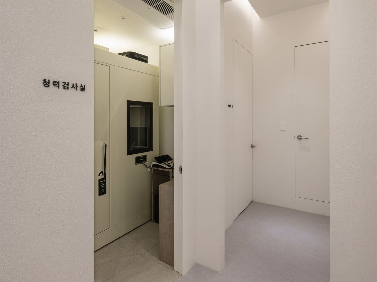 관찰창이 달린 방음 청력검사 부스