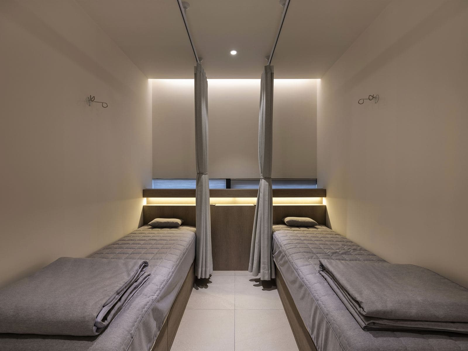커튼으로 나뉜 침대 두 개가 있는 수액실